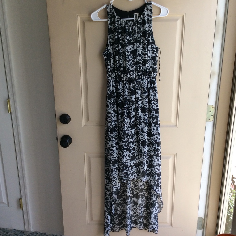 🎈SALE🎈 Black & White High Low Dress - Picture 5 of 5